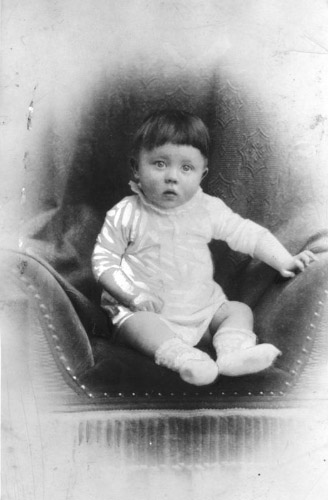 adolf hitler niño